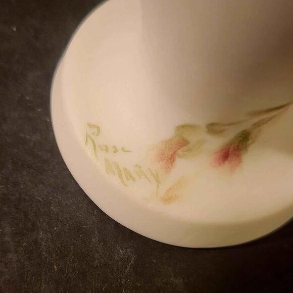 Fenton Custard Satin Glass Bud Vase Signed By Artist - Picture 3 of 7